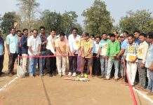 *माजी जि.प.अध्यक्ष तथा अहेरी बाजार समिती सभापती अजयभाऊ कंकडालवार यांनी भव्य टेनिस बाॅल ग्रामीण क्रिकेट सामनेचे उदघाटन!!*