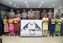 09 वरिष्ठ माओवाद्यांनी केले गडचिरोली पोलीस दल व सिआरपीएफ समोर आत्मसमर्पण