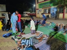 *रात्रीही आंदोलन कायम; तहसील कार्यालयासमोर ग्रामस्थांचा ठिय्या – “रस्त्याच्या मंजुरीशिवाय माघार नाही”*