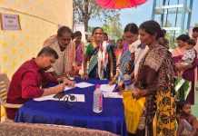 गडचिरोली पोलीस दलाच्या वतीने मौजा मन्नेराजाराम येथील आठवडी बाजारादरम्यान आरोग्य शिबिराचे करण्यात आले आयोजन