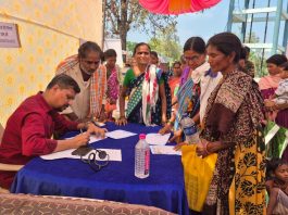 गडचिरोली पोलीस दलाच्या वतीने मौजा मन्नेराजाराम येथील आठवडी बाजारादरम्यान आरोग्य शिबिराचे करण्यात आले आयोजन