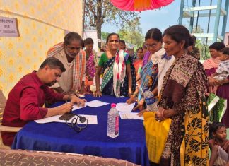 गडचिरोली पोलीस दलाच्या वतीने मौजा मन्नेराजाराम येथील आठवडी बाजारादरम्यान आरोग्य शिबिराचे करण्यात आले आयोजन