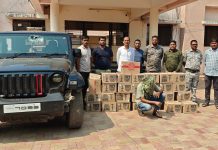 एटापल्ली पोलिसांची धडक कारवाई; थारसह १४.९० लाखांची अवैध दारू जप्त