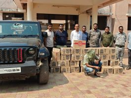 एटापल्ली पोलिसांची धडक कारवाई; थारसह १४.९० लाखांची अवैध दारू जप्त