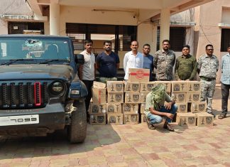 एटापल्ली पोलिसांची धडक कारवाई; थारसह १४.९० लाखांची अवैध दारू जप्त