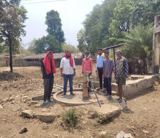 अखेर रेखाभटाळ गावातील बंद हातपंप दुरुस्त; भाकपा ने जनतेने दिलेले शब्द पूर्ण केले