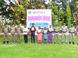 05 वरिष्ठ माओवाद्यांनी केले गडचिरोली पोलीस व सिआरपीएफ समोर आत्मसमर्पण