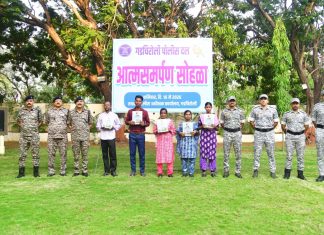 05 वरिष्ठ माओवाद्यांनी केले गडचिरोली पोलीस व सिआरपीएफ समोर आत्मसमर्पण