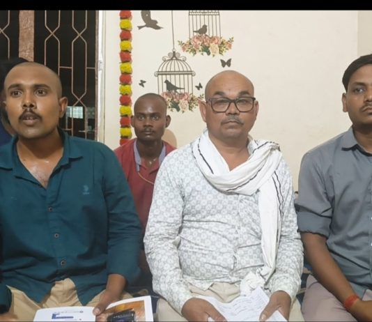‘समलैंगिक संबंध’ नव्हे, तर ब्लॅकमेलिंगमधून हत्या?; कुटुंबीयांचा खळबळजनक दावा प्रसिद्धीच्या घाईत काही माध्यमांनी सत्याकडे पाठ फिरवली; मोबाईल चॅटिंग व बँक व्यवहारांचे पुरावे सादर