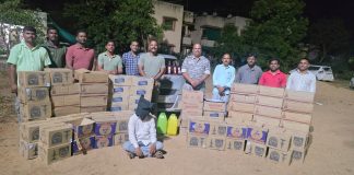 गडचिरोली पोलीसांनी केला अवैध दारु व चारचाकी वाहनासह एकूण 15,65,180/- रुपयांचा मुद्देमाल जप्त